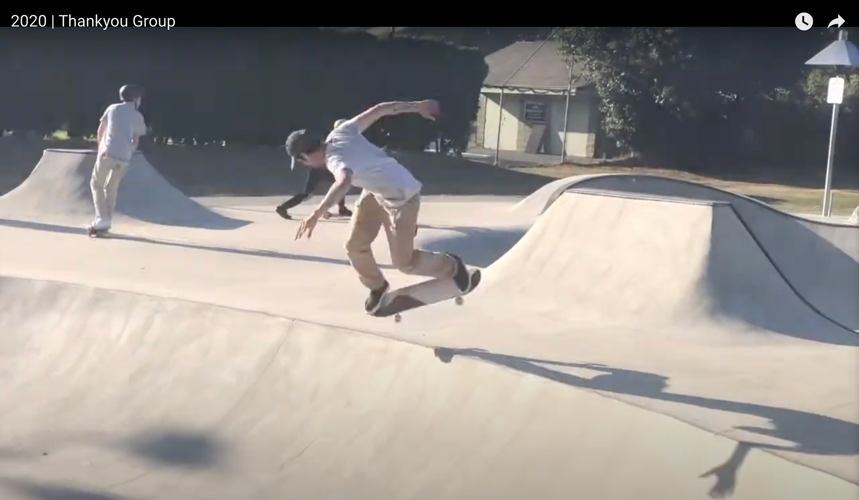 Load video: Skateboarder getting into a nackside noseblunt slide in a bowl